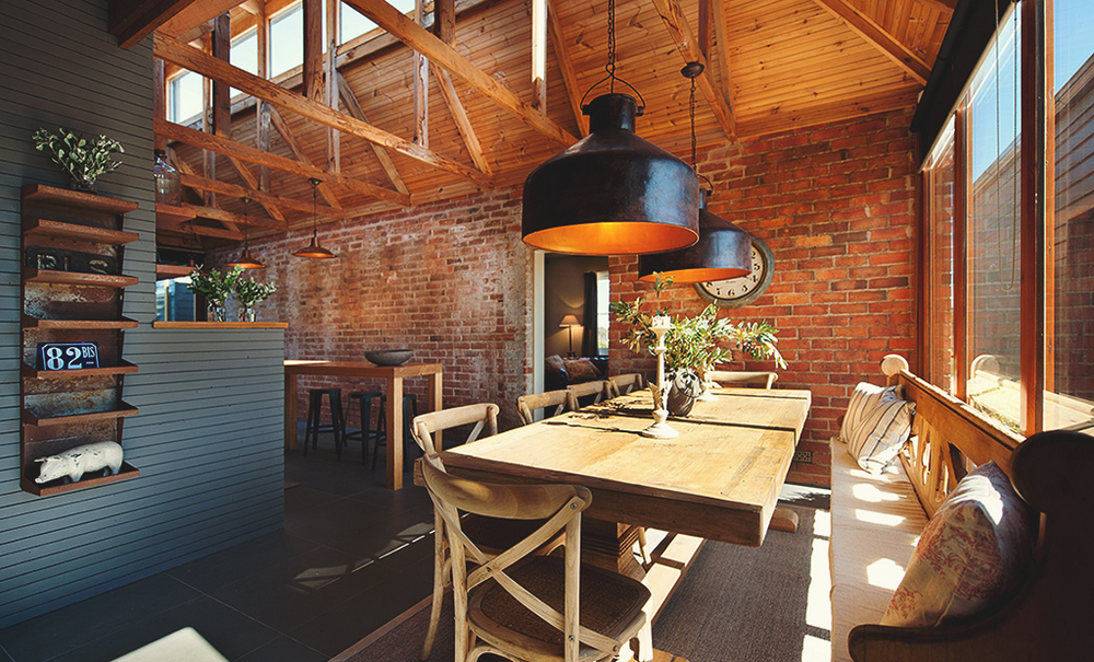 Rustykalny minimalizm – ściana z cegieł w kuchni